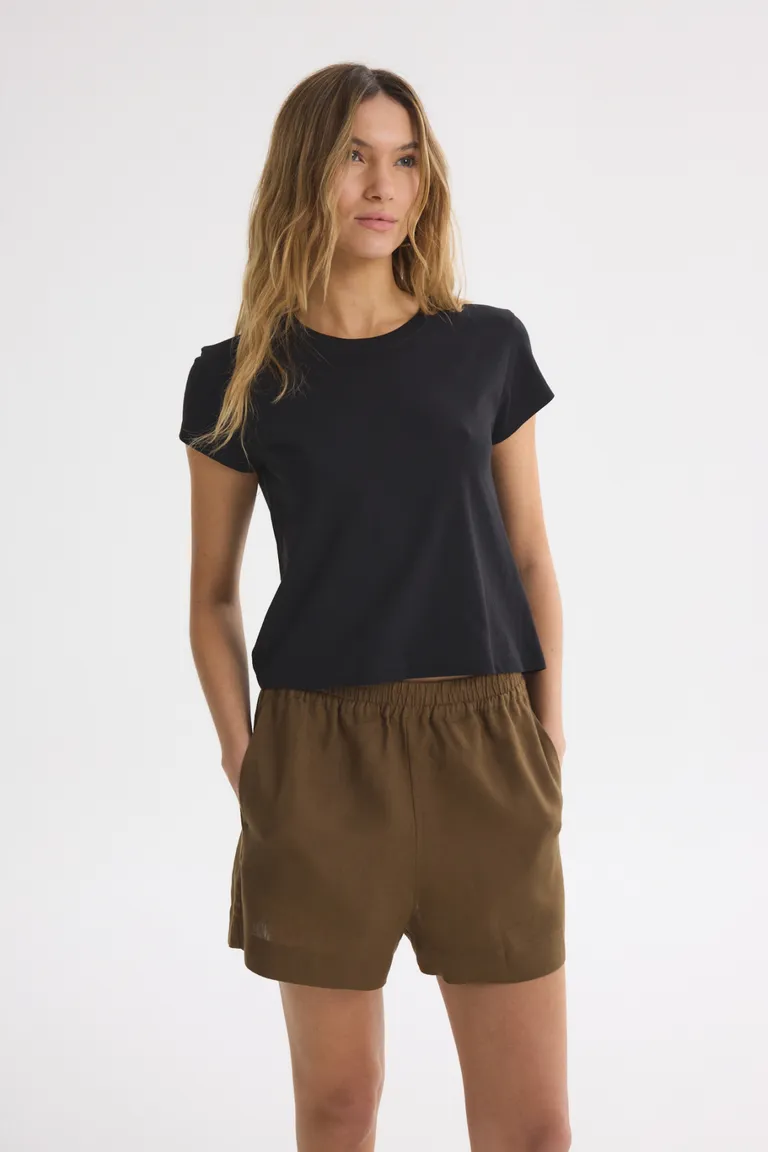 Remera negra de corte recto y manga corta para mujer de Akiabara en Remeras para argentina