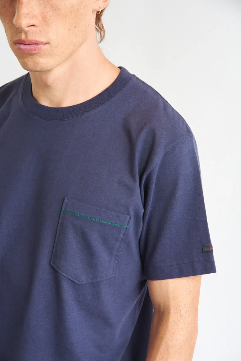 Remera de hombre cuello redondo con bolsillo delantero y calce regular de Bensimon en Remeras y Polos para argentina