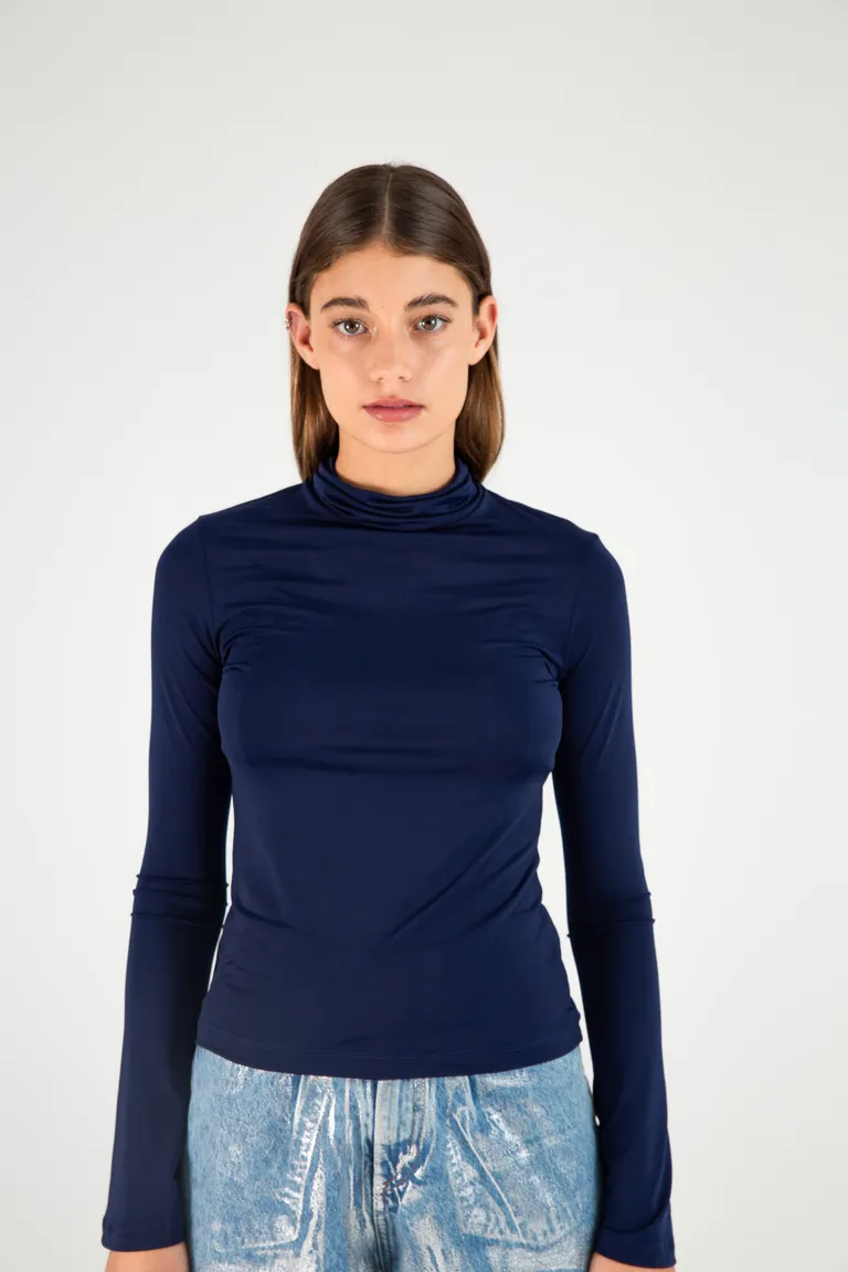 Remera de manga larga en encaje y microfibra con cuello alto y calce slim fit de Naíma en Remeras para argentina