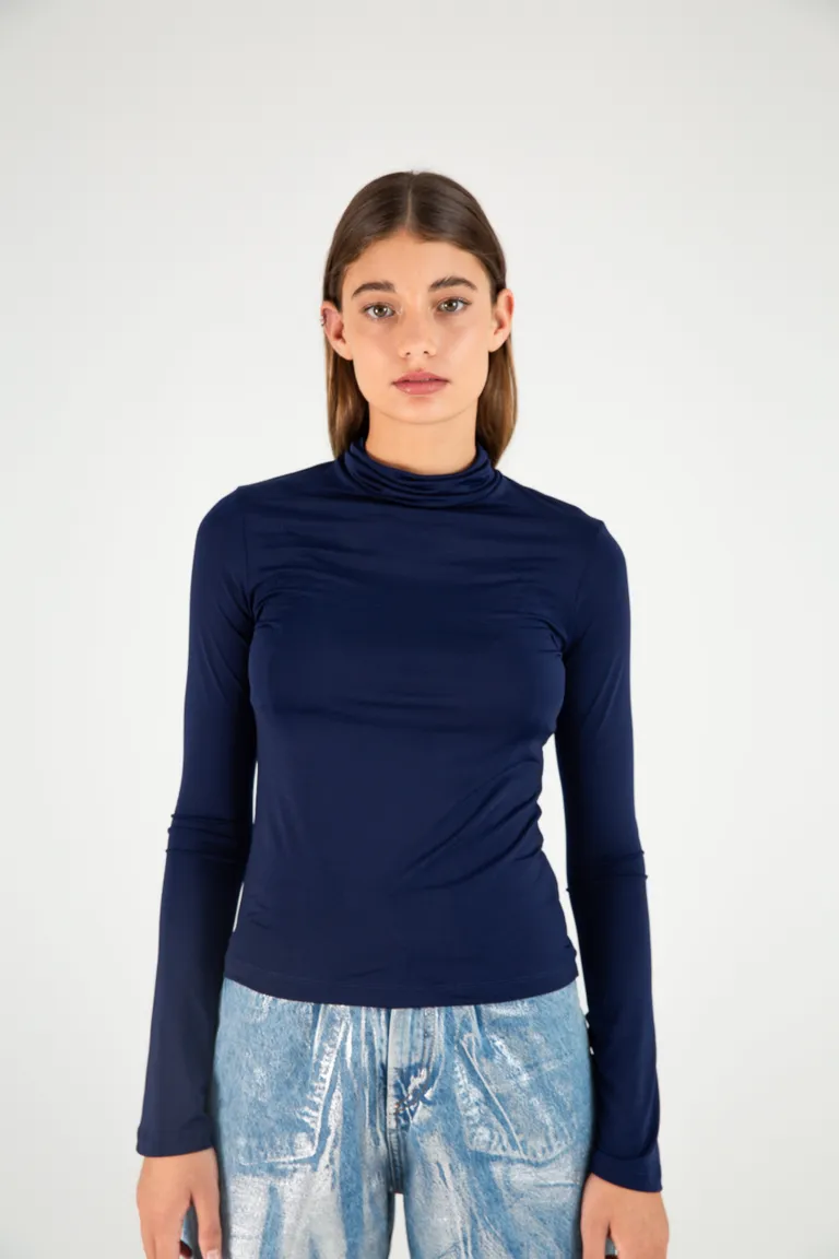 Remera de manga larga en encaje y microfibra con cuello alto y calce slim fit de Naíma en Remeras para argentina