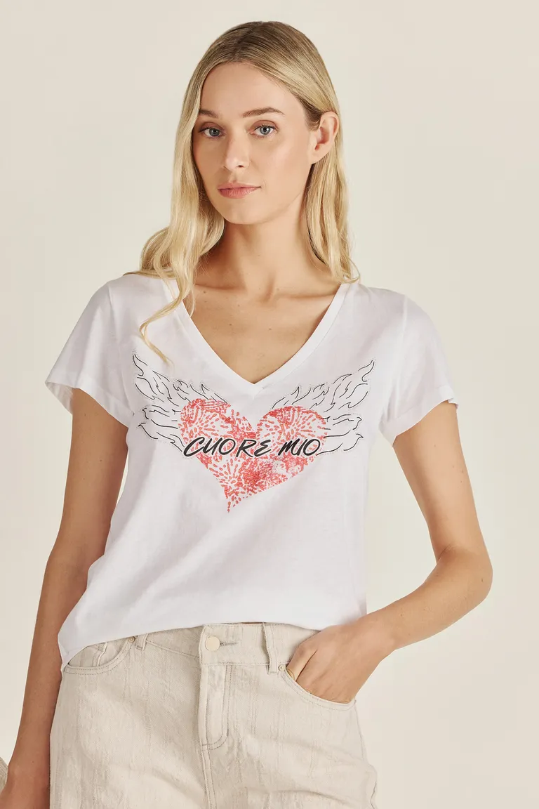 Remera blanca con estampado de corazón en color rojo con destellos brillantes de Tucci en Remeras para argentina