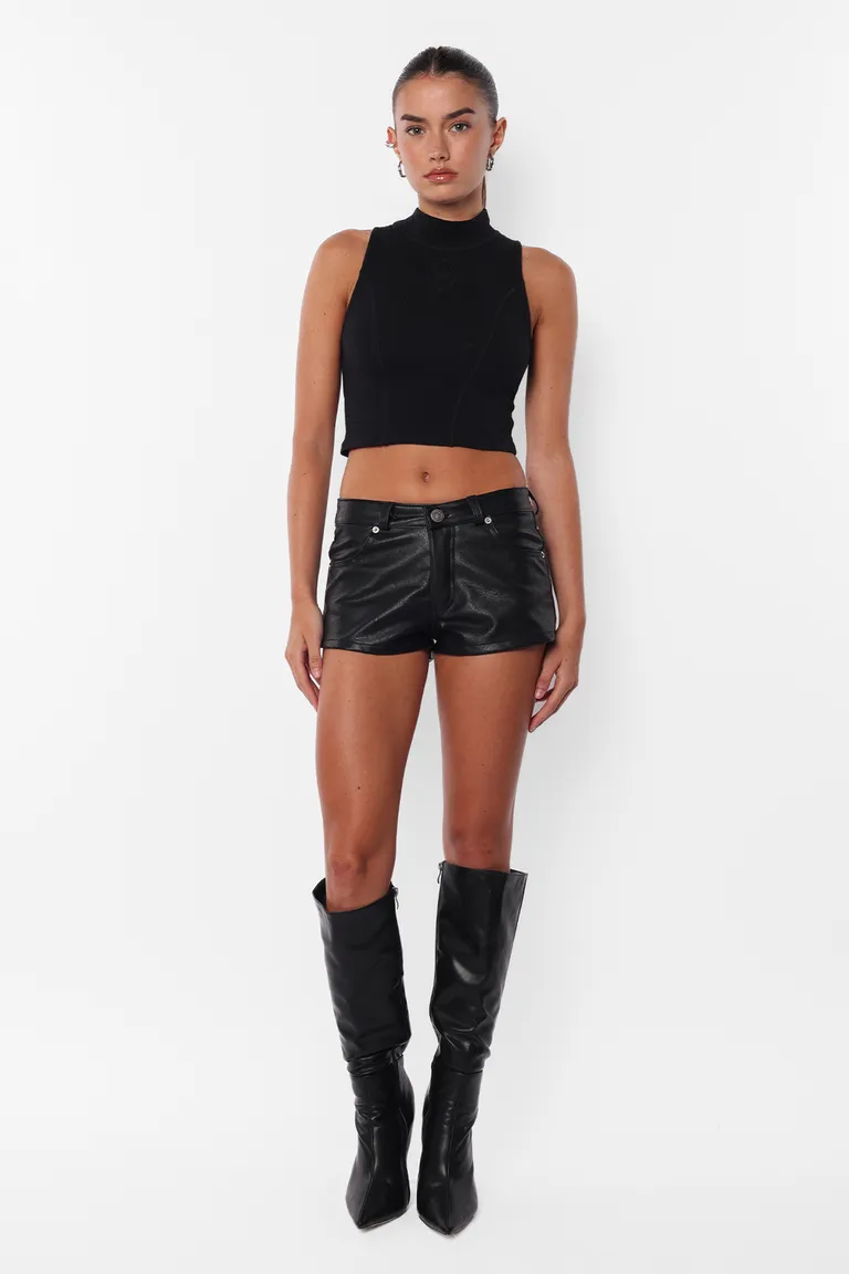 Elegantes shorts de cuerina negra con detalles sofisticados de Top White en Shorts para argentina