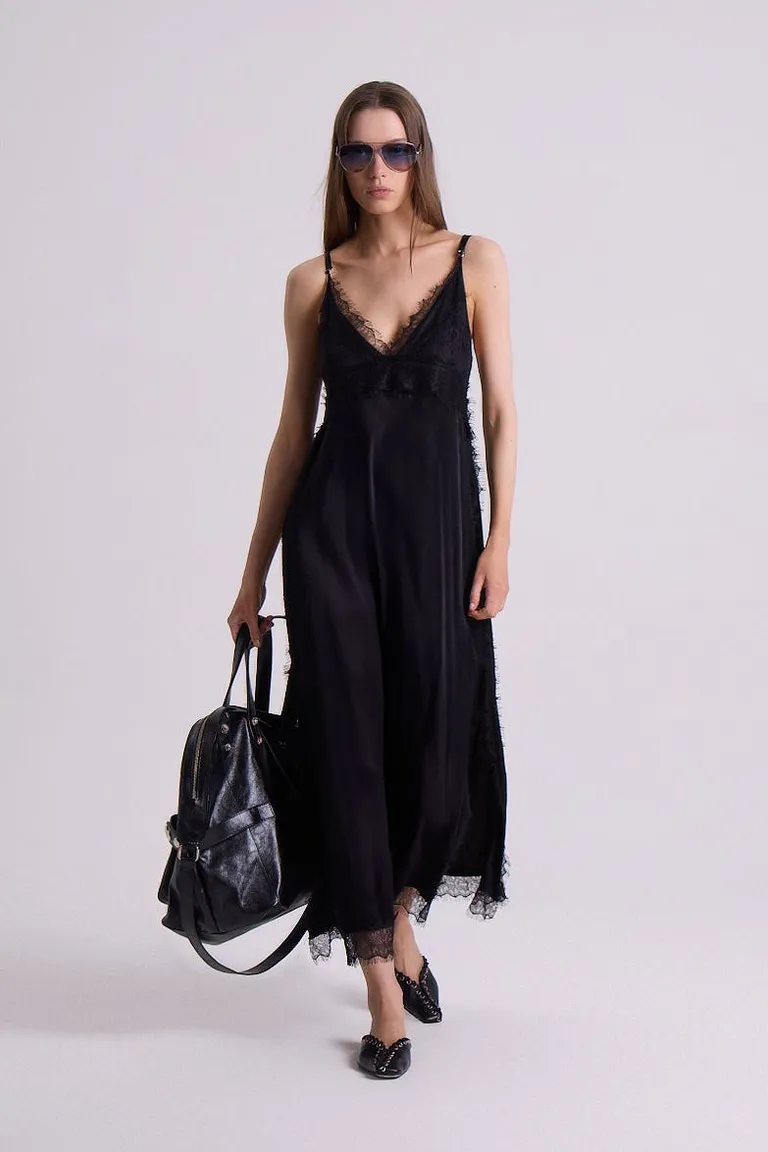 Vestido de satén negro con detalles de encaje, escote en V y tirantes regulables de Maria Cher en Vestidos para argentina