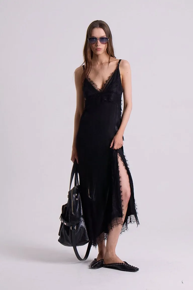 Vestido de satén negro con detalles de encaje, escote en V y tirantes regulables de Maria Cher en Vestidos para argentina