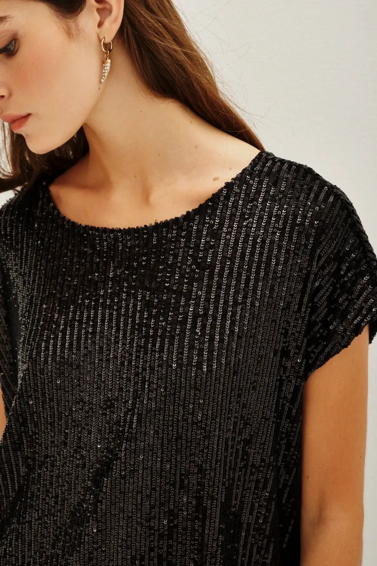 Remera de corte holgado con cuello redondo mangas cortas caídas y apliques brillantes de lentejuelas de Rapsodia en Remeras para argentina