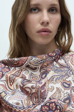 Blusa satinada estampada de Mango en Blusas para argentina