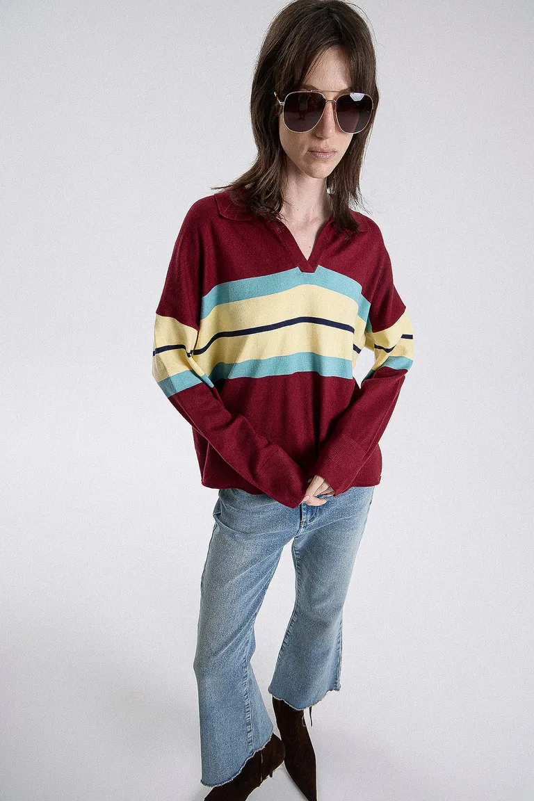Sweater de tejido con cuello polo escote abierto y detalle de rayas horizontales de Maria Cher en Buzos y Sweaters para argentina