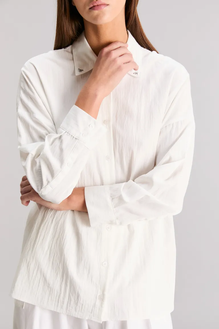 Camisa blanca de corte oversize y cierre de botones, hecha en tejido de rayón suave al tacto de Kosiuko en Camisas para argentina