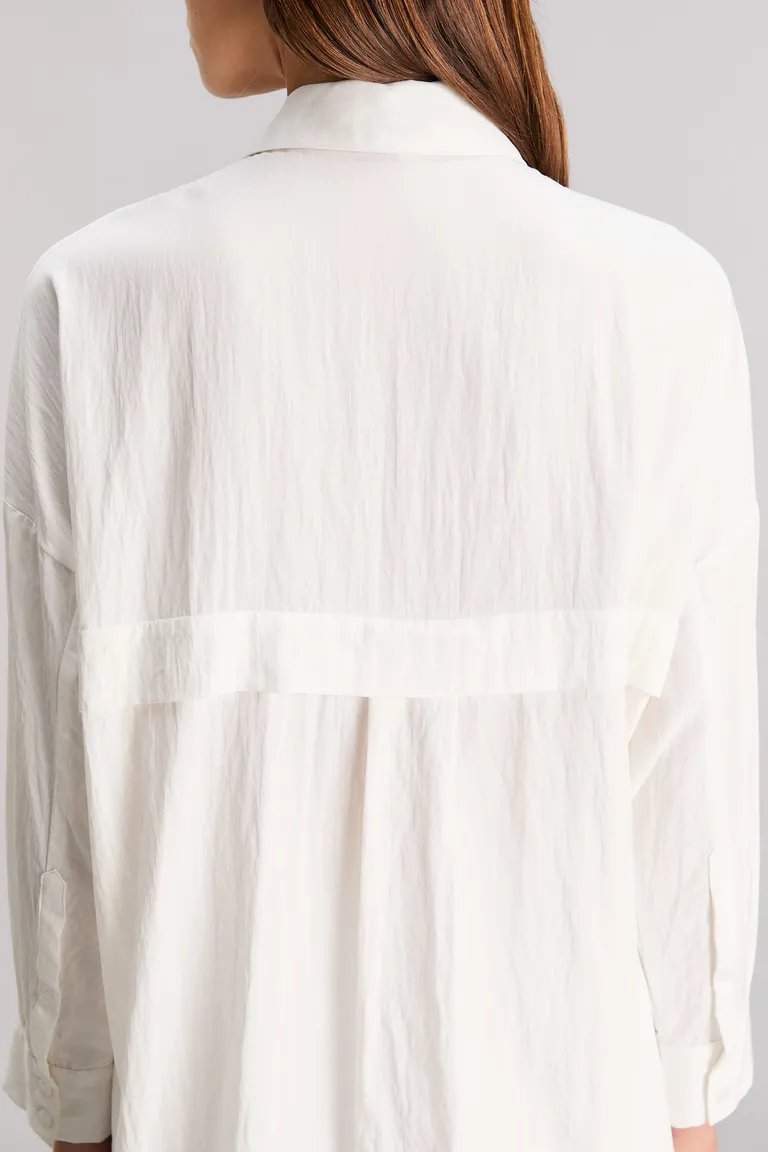 Camisa blanca de corte oversize y cierre de botones, hecha en tejido de rayón suave al tacto de Kosiuko en Camisas para argentina
