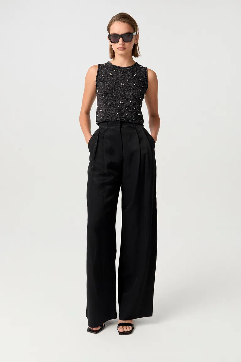 Top de punto liso con detalles de perlas metálicas, un accesorio versátil y de gran estilo de Markova en Tops para argentina