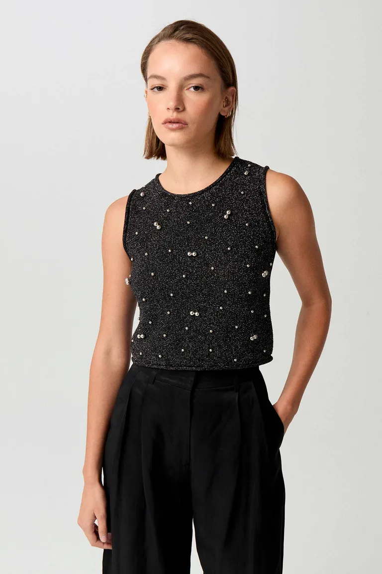 Top de punto liso con detalles de perlas metálicas, un accesorio versátil y de gran estilo de Markova en Tops para argentina