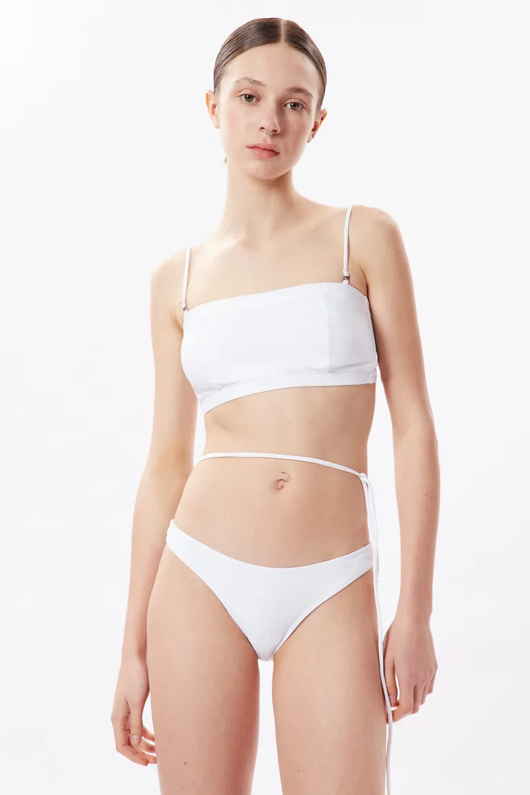 Traje de baño de dos piezas blanco con recortes y cierre trasero de Naíma en Swimwear y Beachwear para argentina