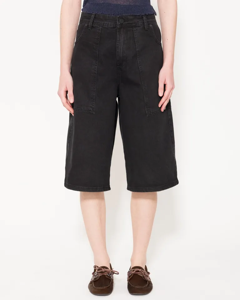 Bermudas negras con detalles de trabajo: bolsillos y remaches metálicos de Jazmin Chebar en Pantalones para argentina
