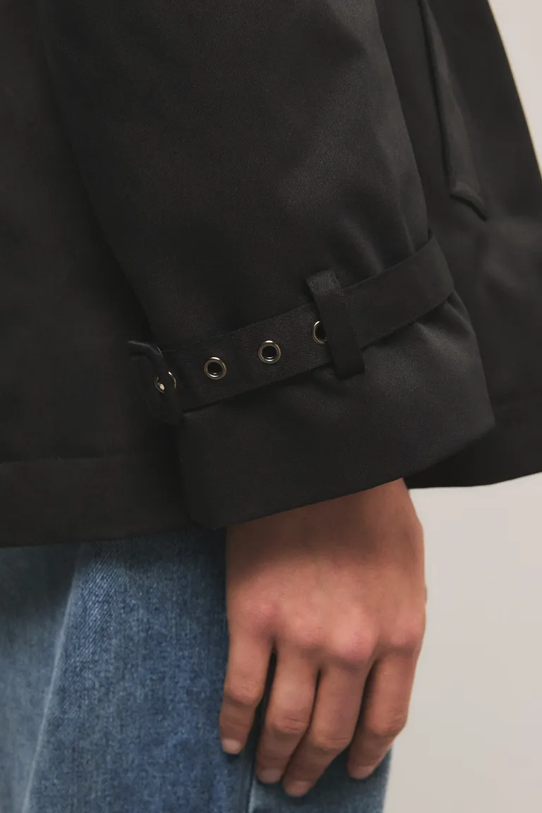 Trench con solapas, cierre de botones frontales, lazo ajustable en la cintura y calce de largo medio de Kosiuko en Chaquetas para argentina