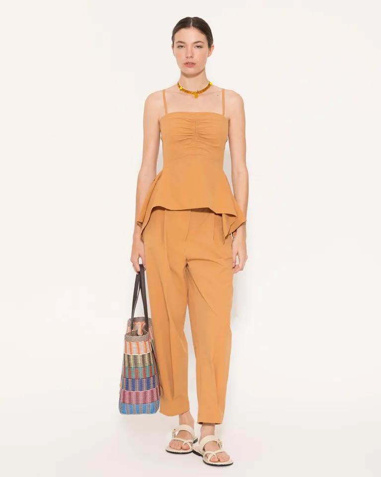 Pantalón amarillo de corte holgado con diseño estructurado y detalle en cintura de Jazmin Chebar en Pantalones para argentina