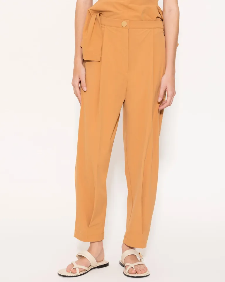 Pantalón amarillo de corte holgado con diseño estructurado y detalle en cintura de Jazmin Chebar en Pantalones para argentina