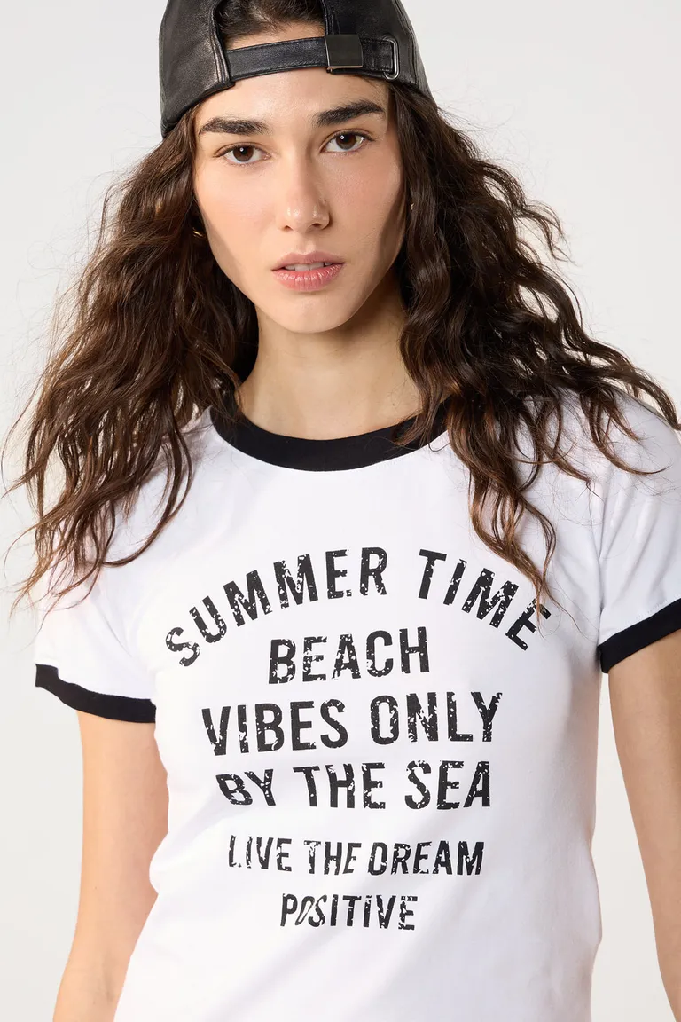 Remera de diseño con mensaje estampado 'Summer time beach vibes only' de Cuesta Blanca en Remeras para argentina