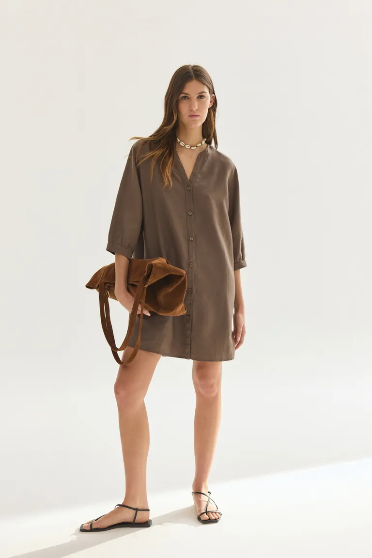Vestido corto marrón, prenda versátil y elegante para la mujer moderna de Akiabara en Vestidos para argentina