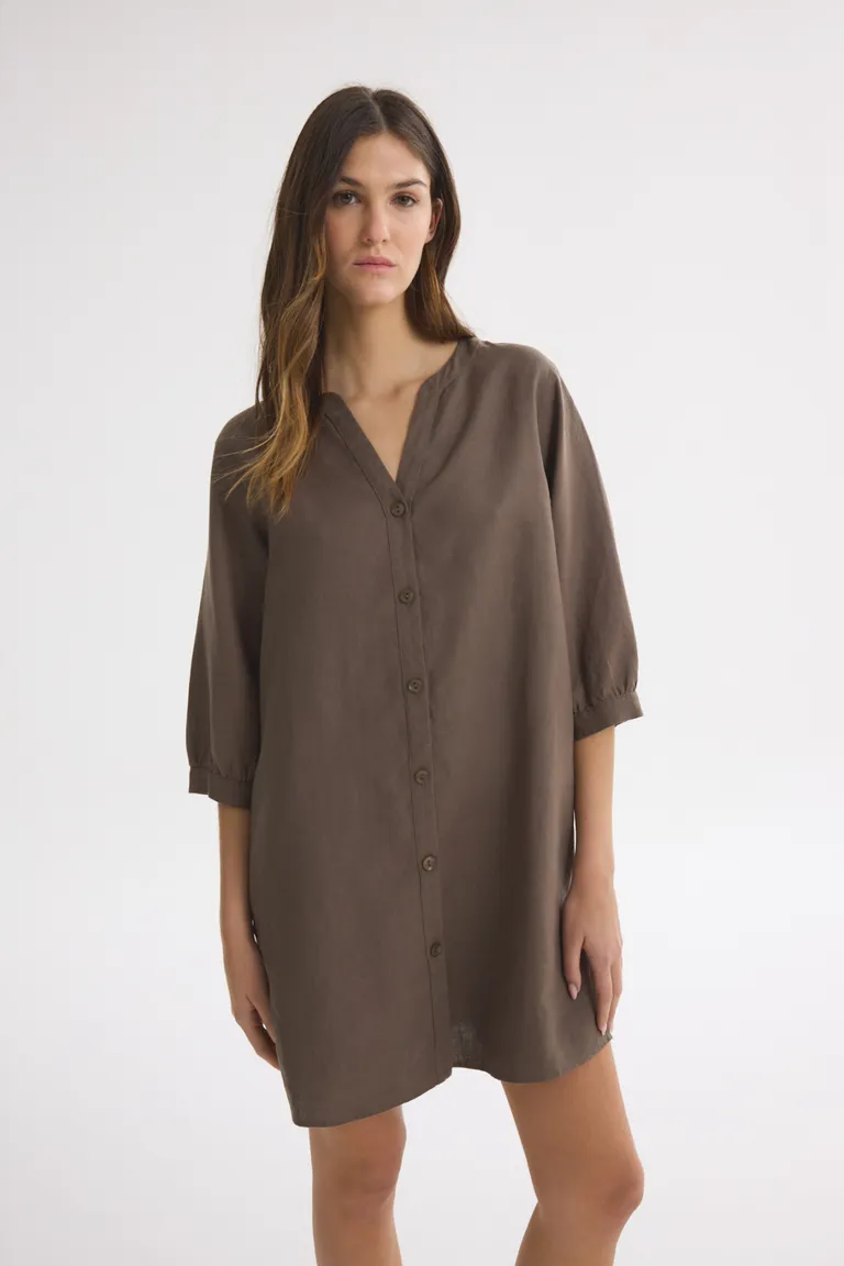 Vestido corto marrón, prenda versátil y elegante para la mujer moderna de Akiabara en Vestidos para argentina