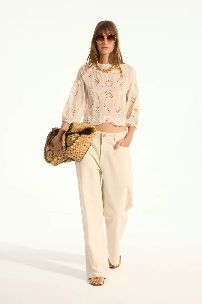 Top bordado en gasa 100% poliéster con detalles en canutillos e hilos al tono de Portsaid en Tops para argentina