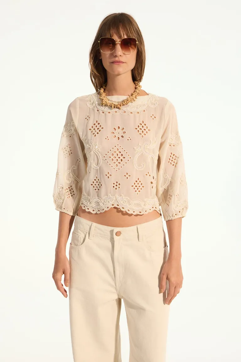Top bordado en gasa 100% poliéster con detalles en canutillos e hilos al tono de Portsaid en Tops para argentina