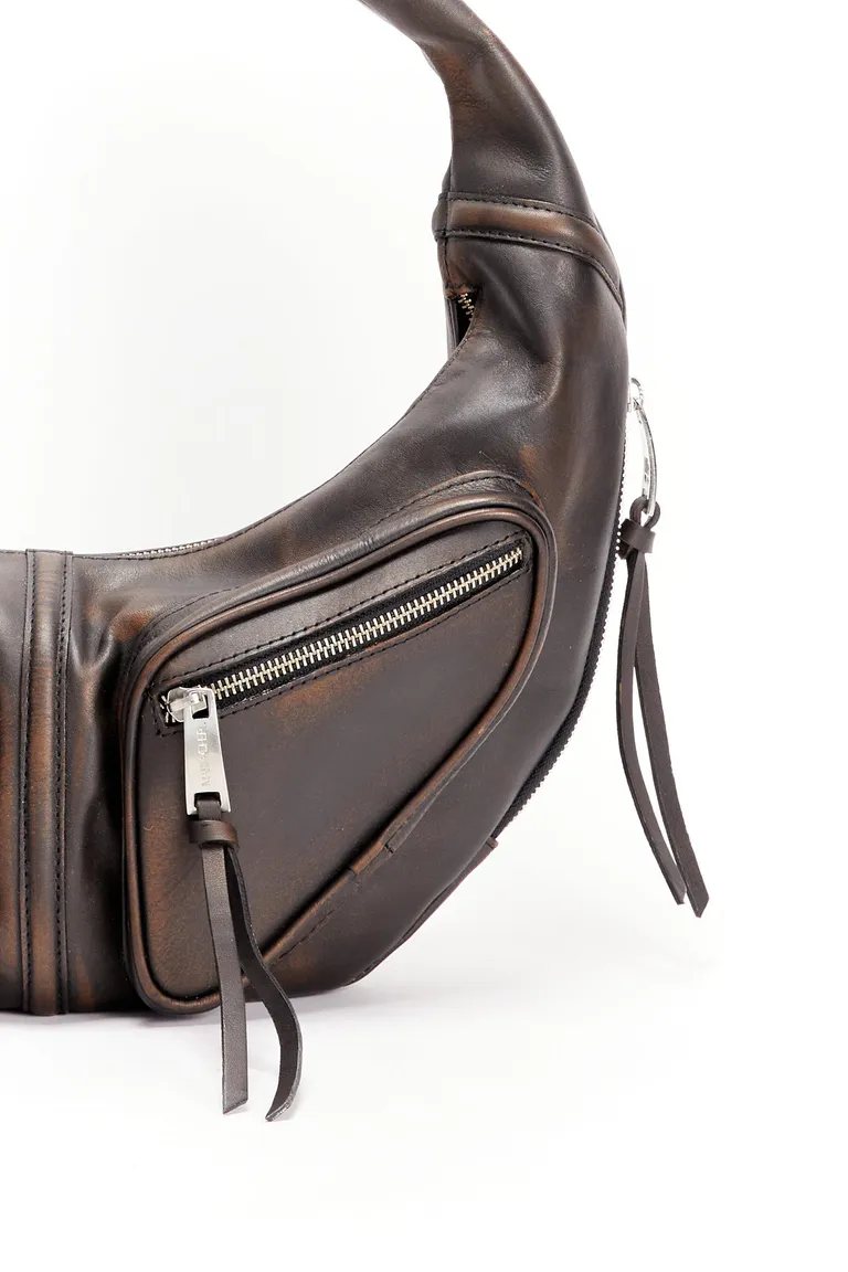 Bolso colomera de cuero en tono marrón, diseño elegante y práctico de Maria Cher en Bolsos y Carteras para argentina