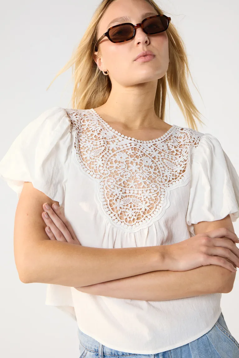 Blusa blanca de diseño con recorte bordado y manga princesa de Cuesta Blanca en Blusas para argentina