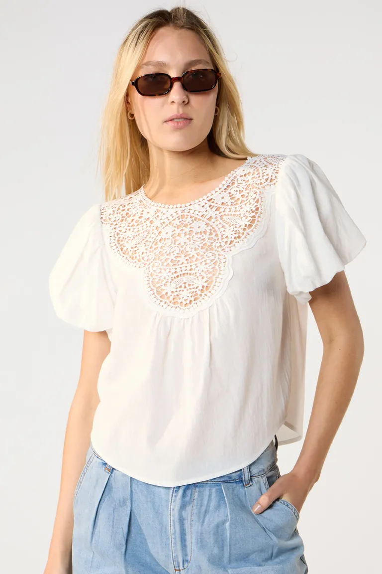 Blusa blanca de diseño con recorte bordado y manga princesa de Cuesta Blanca en Blusas para argentina