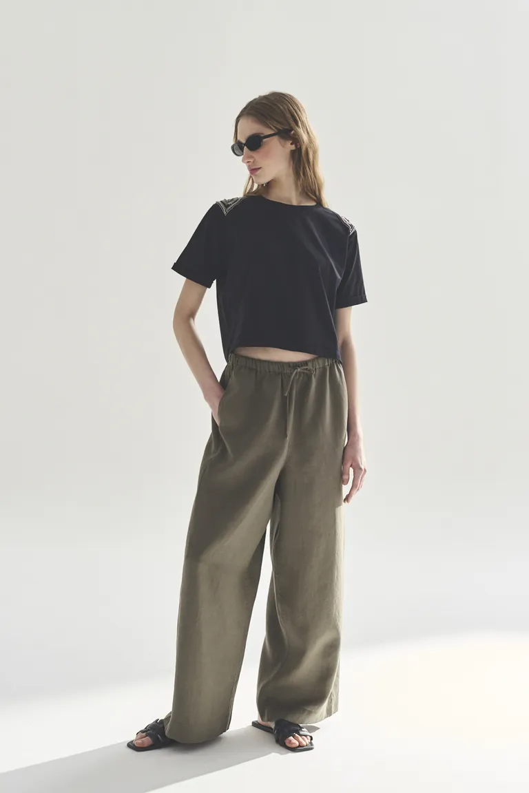 Remera de corte recto y estilo informal para mujer en color negro de Akiabara en Remeras para argentina