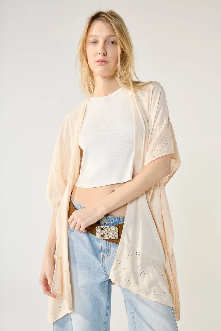 Kimono de voile liso con detalles bordados, una prenda femenina y versátil para el armario de la mujer de Cuesta Blanca en Kimonos para argentina