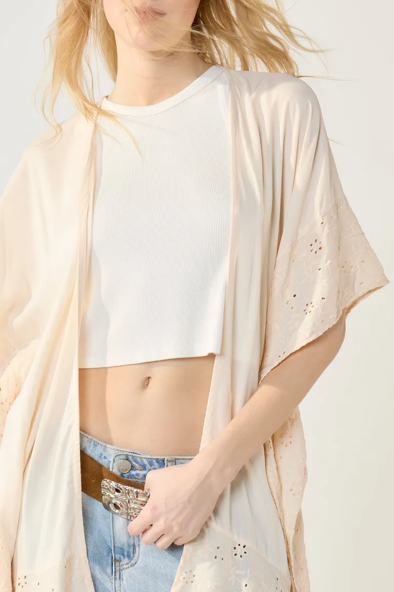 Kimono de voile liso con detalles bordados, una prenda femenina y versátil para el armario de la mujer de Cuesta Blanca en Kimonos para argentina