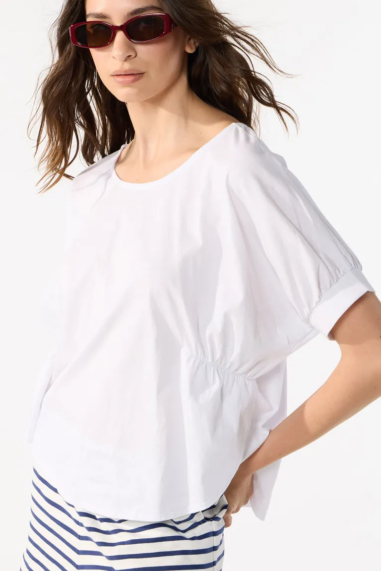 Remera holgada de mangas cortas con cuello redondo y detalle de frunces laterales de Cuesta Blanca en Remeras para argentina