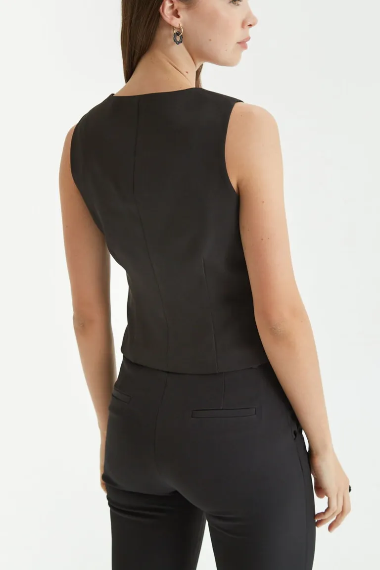 Chaleco sastrero entallado con cierre de botones y bolsillos laterales de Las Pepas en Chalecos para argentina