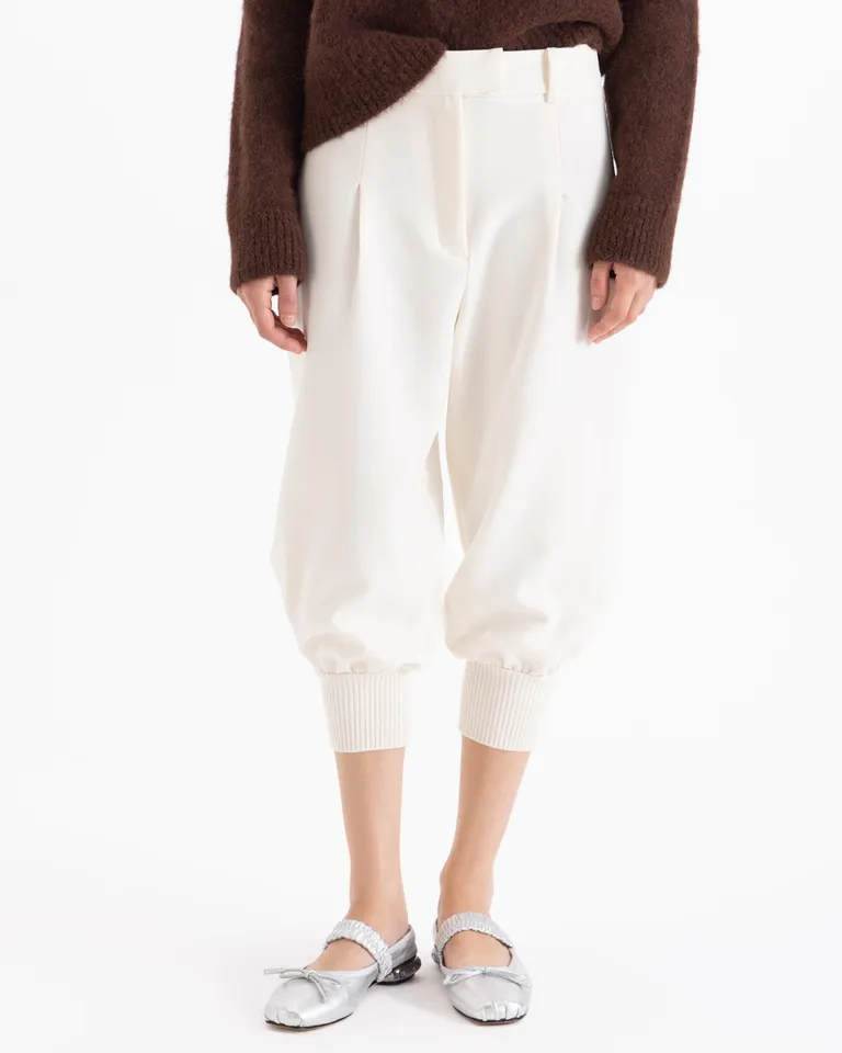 Pantalón con tiro medio, bolsillos traseros, presillas en la cintura y ruedo con puño tejido de Jazmin Chebar en Pantalones para argentina