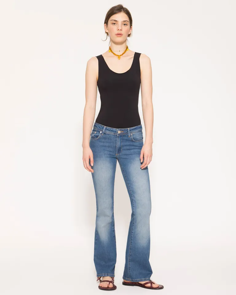 Pantalones vaqueros de tiro bajo con ajuste a la cadera y tono verdoso de Jazmin Chebar en Pantalones para argentina