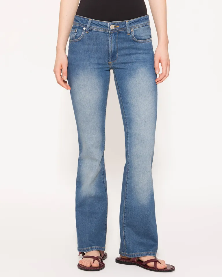 Pantalones vaqueros de tiro bajo con ajuste a la cadera y tono verdoso de Jazmin Chebar en Pantalones para argentina