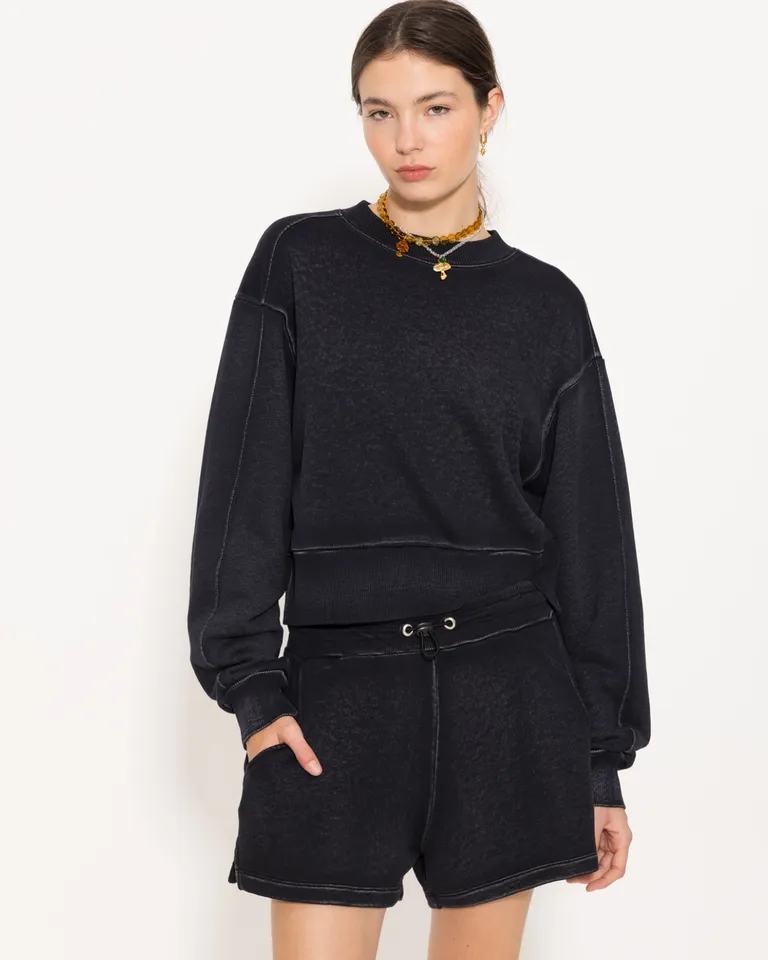 Buzo negro de corte relajado y diseño vintage con logo bordado en la espalda de Jazmin Chebar en Buzos y Sweaters para argentina