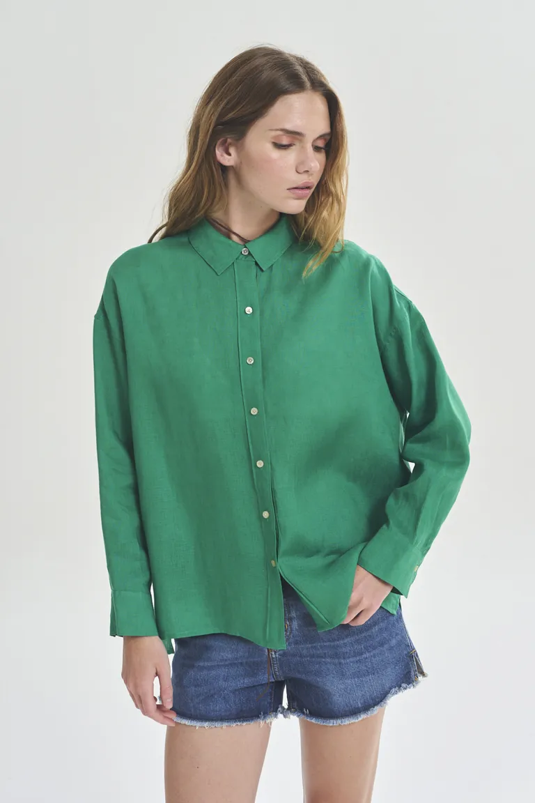 Camisa verde de mujer con diseño moderno y mangas voluminosas de Akiabara en Camisas para argentina