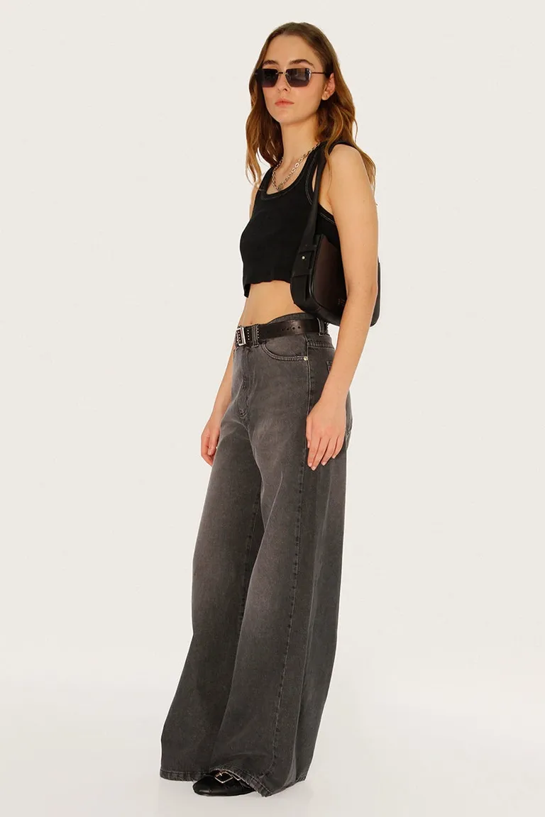 Top negro de corte crop con logo bordado en contraste de Sofia Sarkany en Tops para argentina