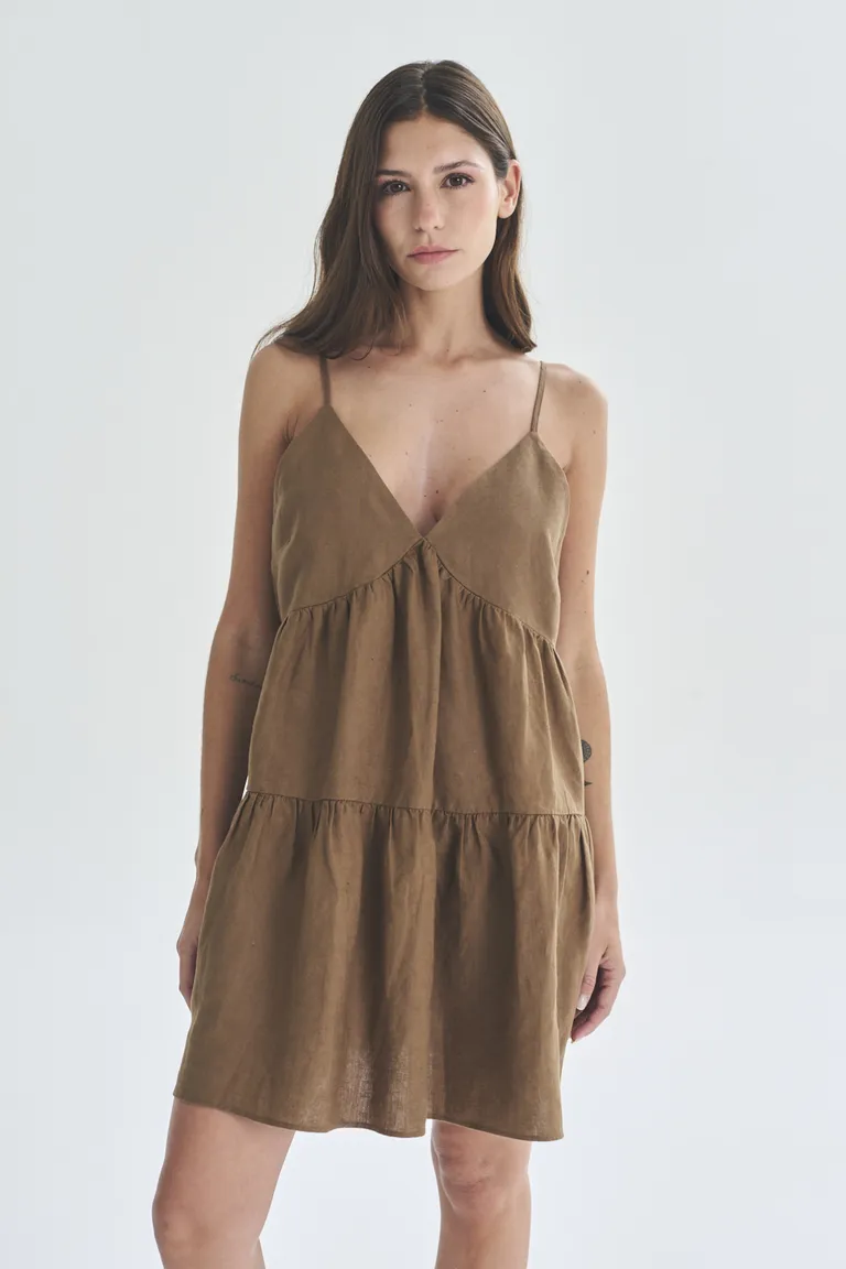 Vestido corto de tirantes finos en color beige de Akiabara en Vestidos para argentina