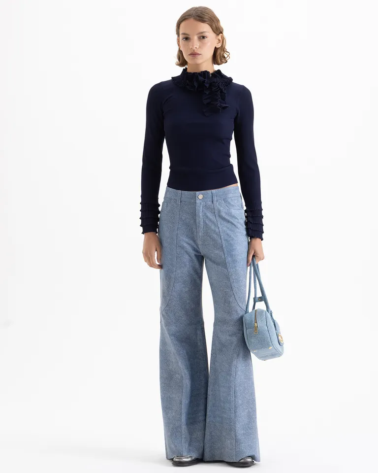 Sweater ajustado con lazo en cuello y volados decorativos en puños de Jazmin Chebar en Buzos y Sweaters para argentina