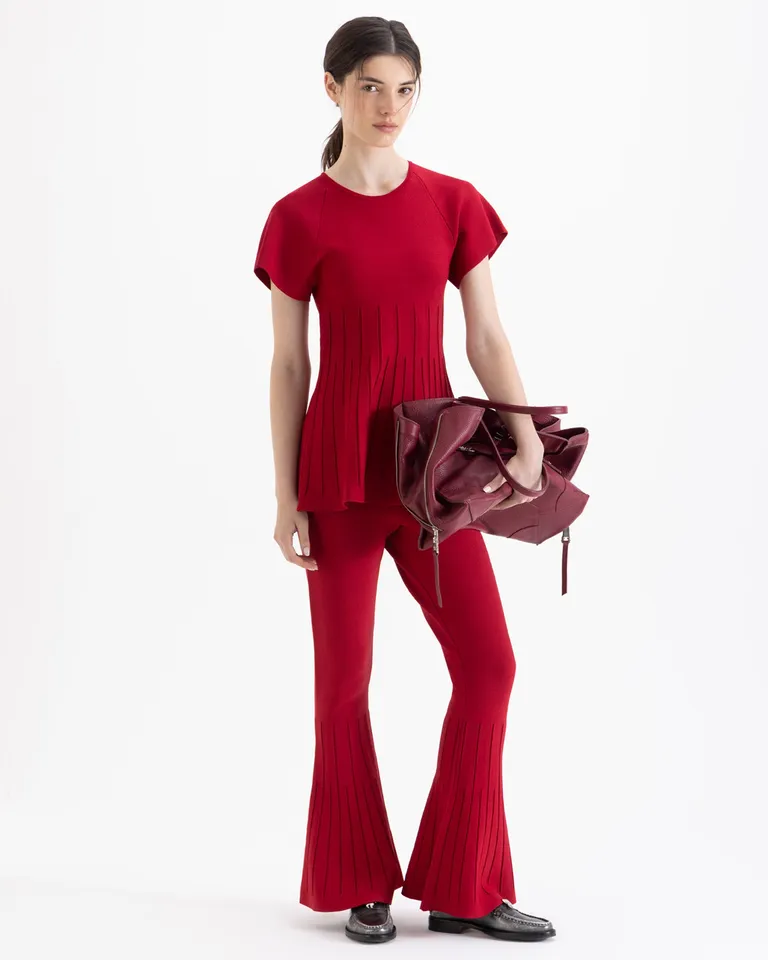 Top de tejido texturado con cuello redondo y mangas cortas estructuradas de Jazmin Chebar en Buzos y Sweaters para argentina