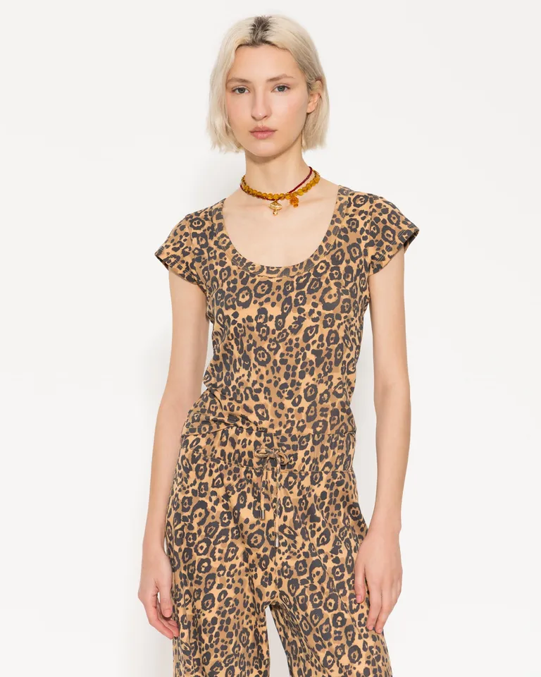 Remera de ajuste al cuerpo con diseño leopardo, para un look casual y sofisticado de Jazmin Chebar en Remeras para argentina