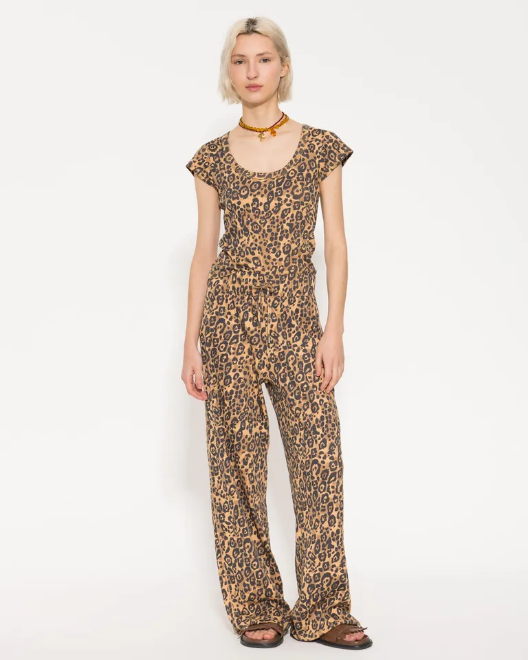 Remera de ajuste al cuerpo con diseño leopardo, para un look casual y sofisticado de Jazmin Chebar en Remeras para argentina
