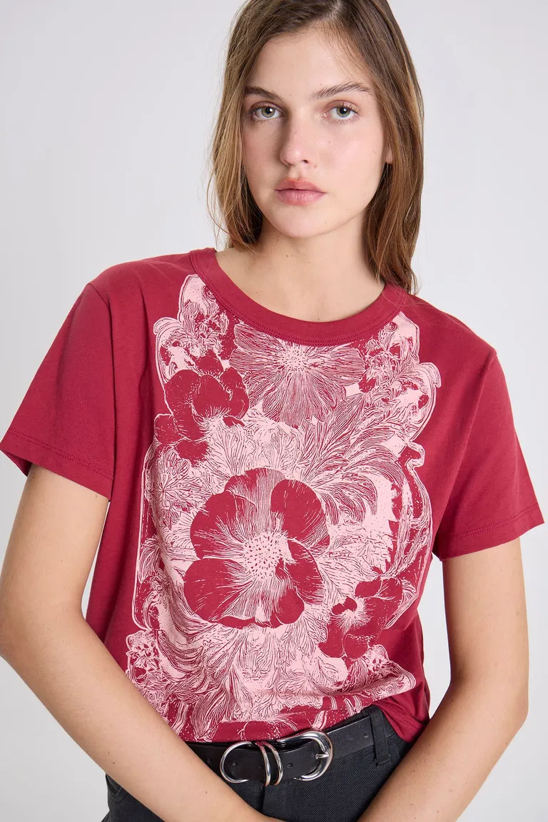 Remera manga corta con cuello redondo y detalle de estampa central en el frente de Maria Cher en Remeras para argentina