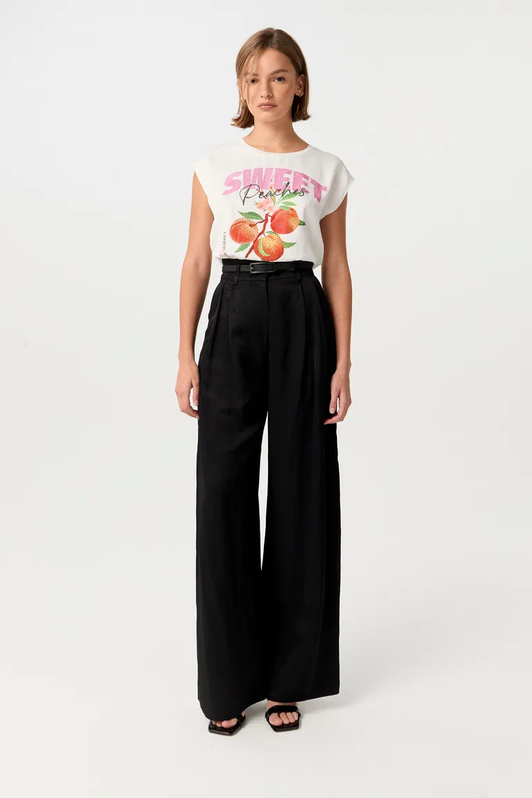 Remera de satén opaco con estampado central y detalles en cristales de Markova en Remeras para argentina