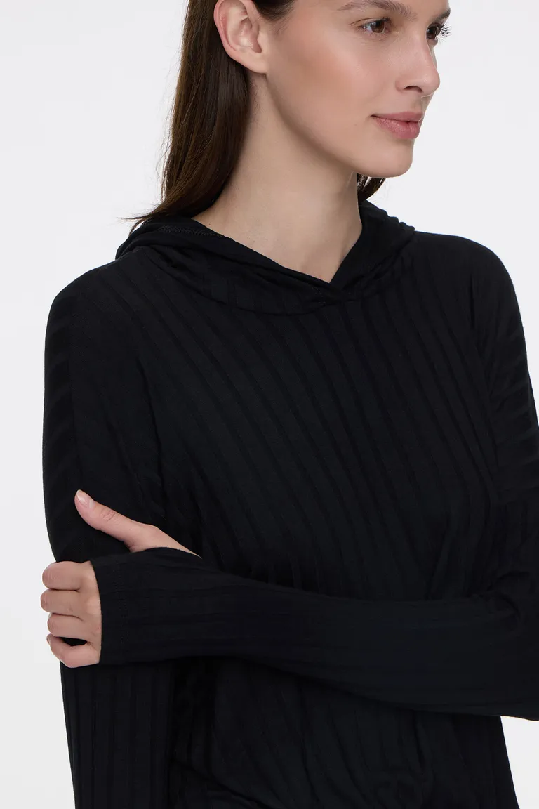 Remerón de manga larga con capucha y detalles de mitones en puños con tajos laterales de Cuesta Blanca en Remeras para argentina