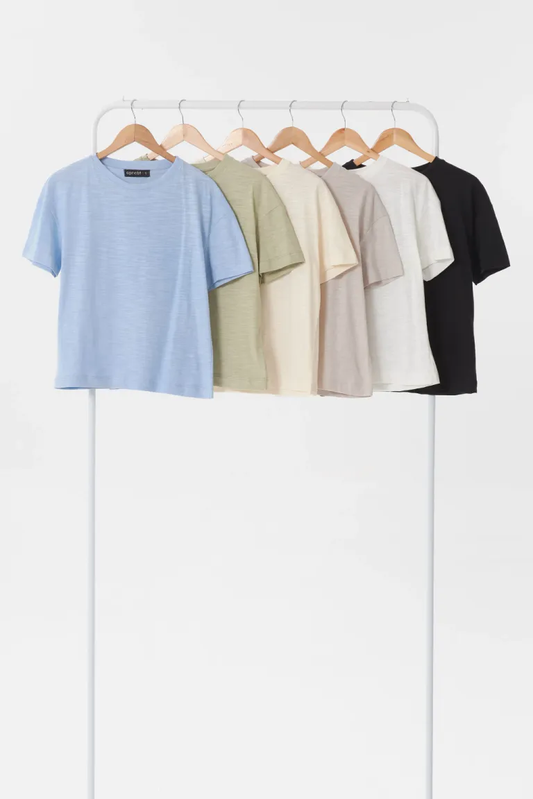 Remera de corte relajado y cuello redondo en color blanco para mujer de Apricot en Remeras para argentina