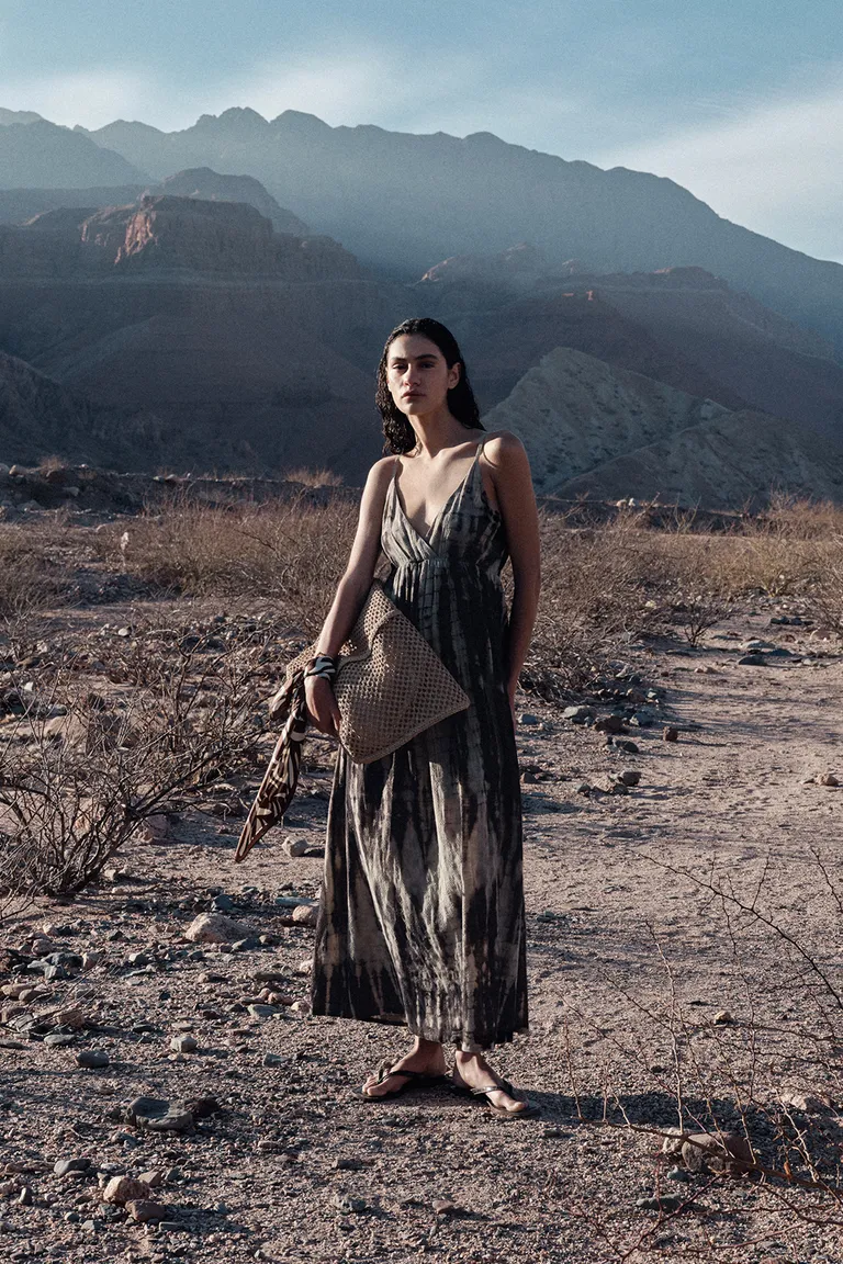 Vestido largo y fluido con diseño cruzado en escote en V y estampa batik de Sweet en Vestidos para argentina