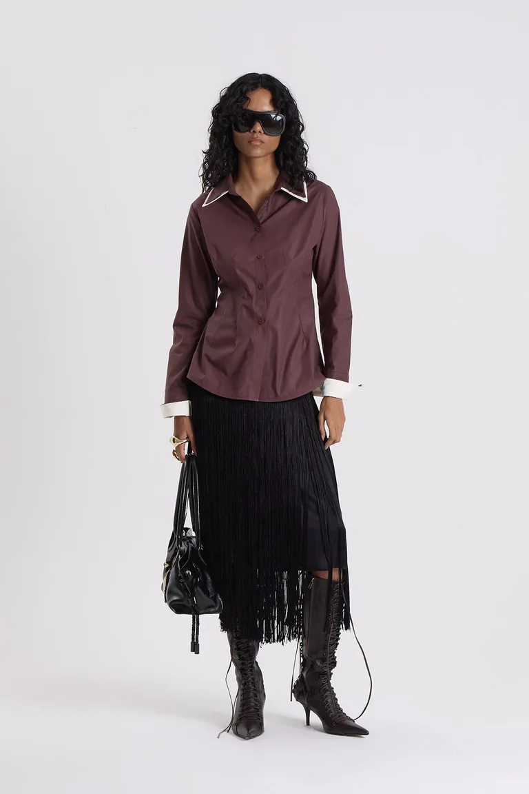 Camisa entallada con cuello clásico y puños con contraste en diseño estructurado de Maria Cher en Camisas para argentina